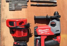 Location outil Perforateur burineur électrique Milwaukee près de Saint-Quentin-sur-Isère