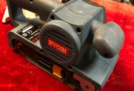 Location outil Ponceuse à bande électrique Ryobi près de Sillingy