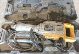 Location outil Marteau piqueur électrique Dewalt près de Montrevault-sur-Èvre