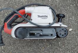 Location outil Ponceuse à bande électrique Makita près de Arenthon