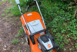 Location outil Tondeuse à gazon Thermique Stihl près de Prignac-et-Marcamps