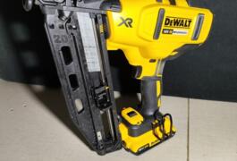 Location outil Cloueuse électrique Dewalt près de Fréjus