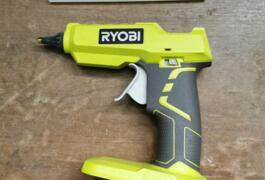 Location outil Pistolet a colle sans fil  Ryobi près de Le Lion-d'Angers