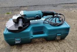 Location outil Meuleuse disqueuse 230mm Makita près de Brissac Loire Aubance