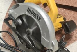 Location outil Scie circulaire électrique  Dewalt près de Pontivy