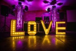 Location outil Panneau « LOVE » en Bois et LEDs  près de Bessenay
