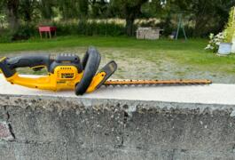 Location outil Taille haie électrique Dewalt près de Cordemais