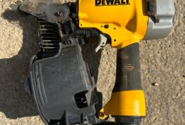 Location outil Cloueur pneumatique  Dewalt près de Saint-Jean-d'Assé