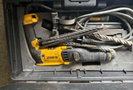 Location outil Perceuse à percussion électrique Dewalt près de Sainte-Tréphine