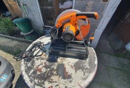Location outil Je loue une tronçonneuse à disque AEG de 2300W et 220V  Aeg près de Couesmes vauce