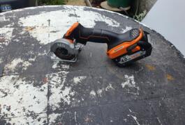 Location outil Je loue une mini scie multi matériaux en 18V de chez AEG  Aeg près de Couesmes vauce