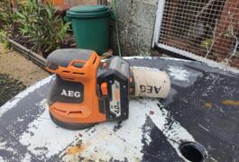 Location outil Je loue une ponceuse orbitale en 18V de chez AEG  Aeg près de Couesmes vauce