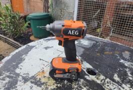 Location outil Je loue une visseuse-deviseuse  à choc en 18V de chez AEG  Aeg près de Couesmes vauce
