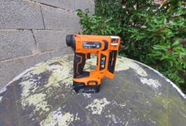 Location outil agrafeuse AEG sur batterie de 18V  Aeg près de Couesmes vauce