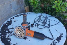 Location outil Je loue une meuleuse en 125mm de chez AEG en 220v  Aeg près de Couesmes vauce