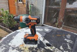 Location outil Je loue une perceuse à percussion AEG en 18V TBE et puissante  Aeg près de Couesmes vauce