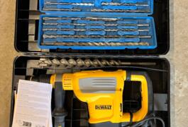 Location outil Burineur perforateur électrique Dewalt près de Chantepie