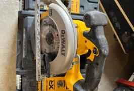 Location outil Scie circulaire électrique Dewalt près de Chantepie