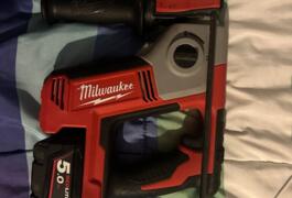 Location outil Perforateur électrique Milwaukee près de Pierrefitte-sur-Seine