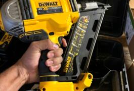 Location outil Cloueur électrique Dewalt près de St medard d eyrans