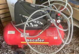 Location outil Compresseur électrique près de Plumergat