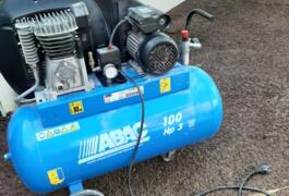 Location outil Compresseur électrique près de Louvigne