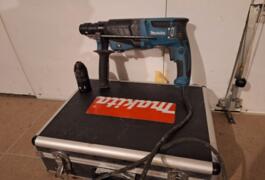 Location outil Perforateur électrique Makita près de Olivet