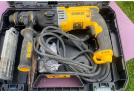 Location outil Perforateur burineur électrique Dewalt près de Pleurtuit