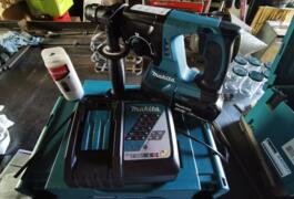 Location outil Perforateur à percussion électrique Makita près de Mauges sur loire