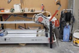 Location outil Machine à eau pour couper les carrelages de 2 cm et la pierre de 5 cm ,elle peut couper des carrelages jusqu a 120 cm près de Fontaine