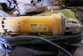 Location outil Petite disqueuse  Dewalt près de Thue et mue