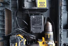 Location outil Visseuse perceuse électrique Dewalt près de Saint-Pée-sur-Nivelle