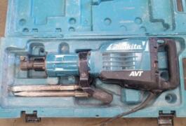 Location outil Marteau piqueur électrique Makita près de Le Luc