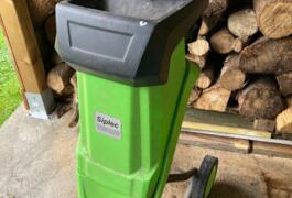 Location outil Broyeur à vegetaux électrique près de Lannion