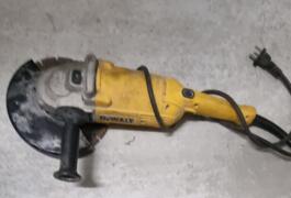 Location outil Meuleuse d angle 230mm Dewalt près de Challans