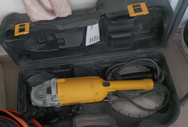 Location outil Disqueuse 230mm Dewalt près de La Fare-les-Oliviers