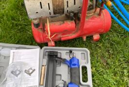 Location outil Agrafeuse pointeuse pneumatique avec compresseur électrique près de Le croisty