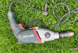 Location outil Perceuse électrique  Metabo près de Le croisty