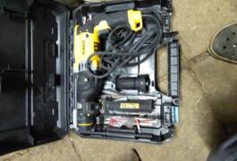 Location outil Perforateur burineur électrique Dewalt près de Les Granges-le-Roi