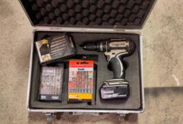Location outil Perceuse visseuse à percussion Sans-fil Makita près de Rezé