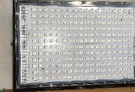 Location outil Loue Éclairage led 300 Watts 220 VOLTS.Très bon état. Prix bas.  près de Annecy