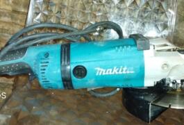 Location outil Disqueuse 230mm Makita près de Meyzieu