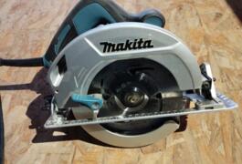 Location outil Scie circulaire électrique Makita près de La Terrasse