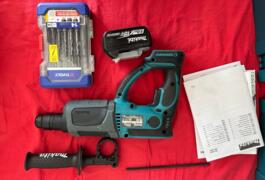 Location outil Burineur perforateur électrique Makita près de Puteaux