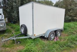 Location outil Remorque double essieux Moins de 750kg près de Fréjus