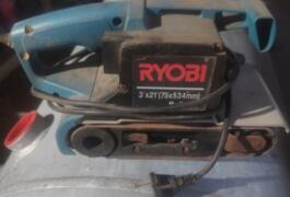 Location outil Ponceuse à bande électrique Ryobi près de Segré-en-Anjou Bleu