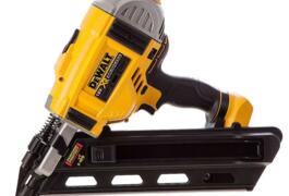 Location outil Cloueur de charpente 18V DEWALT batterie électrique Dewalt près de Tours