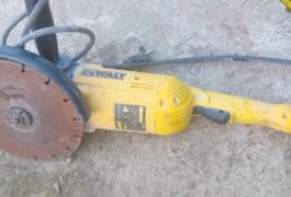 Location outil Disqueuse diamant électrique Dewalt près de Château-Landon