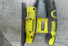 Location outil Ponceuse à bois électrique Ryobi près de Plainfaing