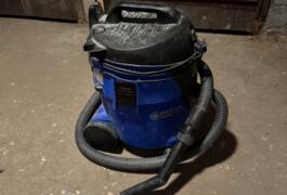 Location outil Aspirateur eau poussière électrique près de Montrouge